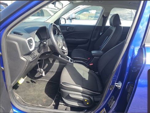 Used 2023 Hyundai Venue Limited w/ Cargo Package image 6