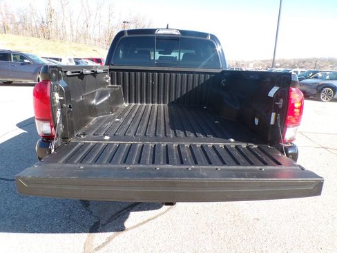 Used 2019 Toyota Tacoma TRD Sport image 7