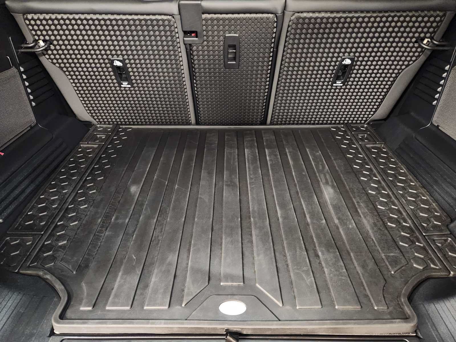 Used 2025 Land Rover Defender 110 S AWD/4WD image 33