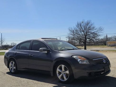 Used 2008 Nissan Altima 3.5 SE w/ Sport Pkg FWD image 2