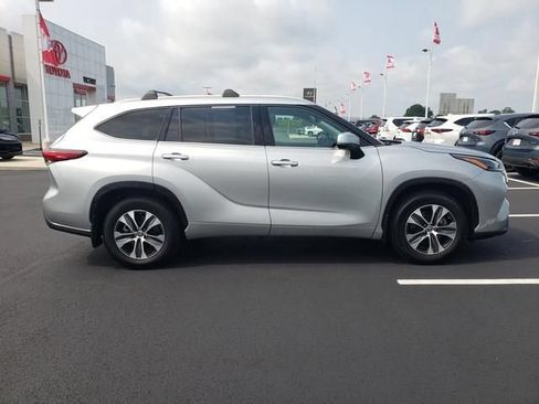 Used 2022 Toyota Highlander XLE AWD/4WD image 4