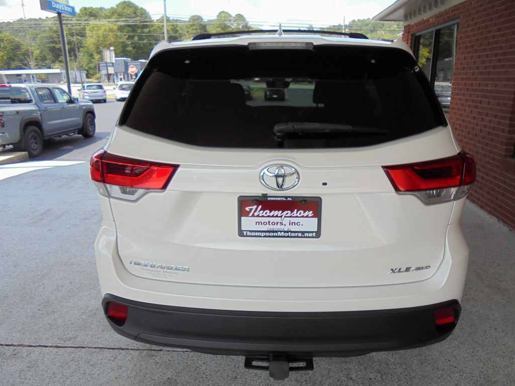 Used 2019 Toyota Highlander XLE AWD/4WD image 4