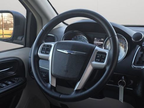 Used 2015 Chrysler Town & Country Touring image 19