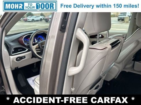 Used 2018 Chrysler Pacifica Limited image 32