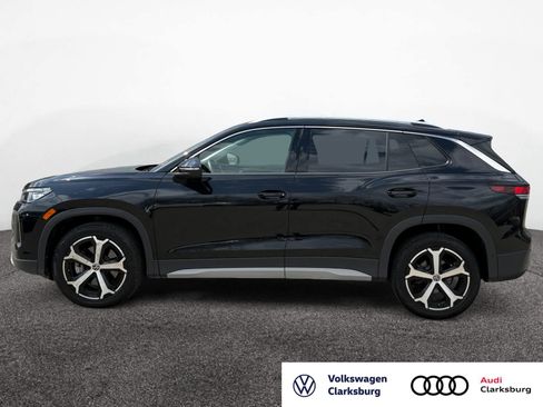 Used 2025 Volkswagen Tiguan SE image 2