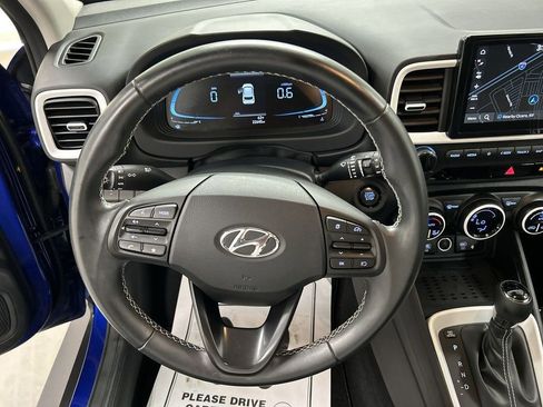 Used 2023 Hyundai Venue Limited FWD image 4
