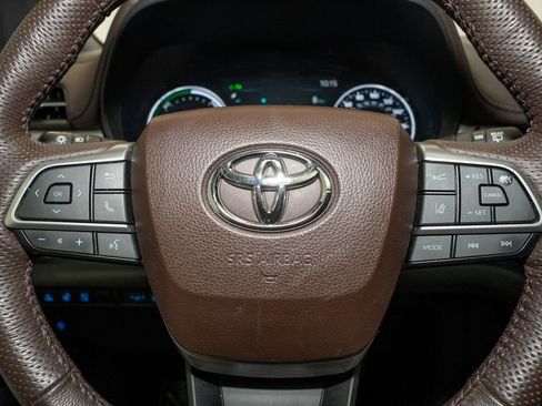 Used 2024 Toyota Sienna Platinum image 21