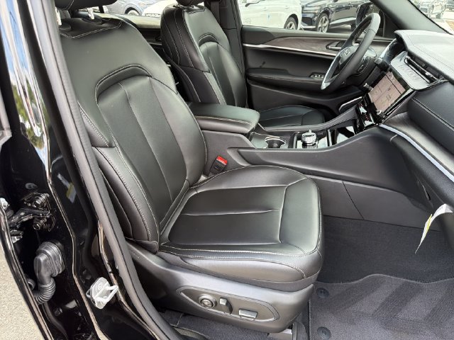Used 2026 Jeep Grand Cherokee L Limited w/ Limited Altitude Package AWD/4WD image 15