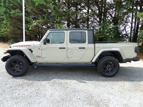 Used 2020 Jeep Gladiator Mojave AWD/4WD image 2