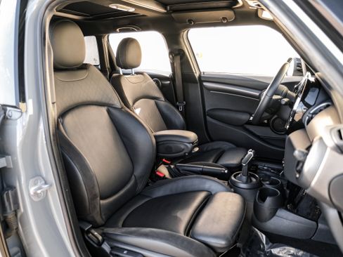 Used 2022 MINI Cooper 4-Door Hardtop w/ Signature Upholstery Package image 33