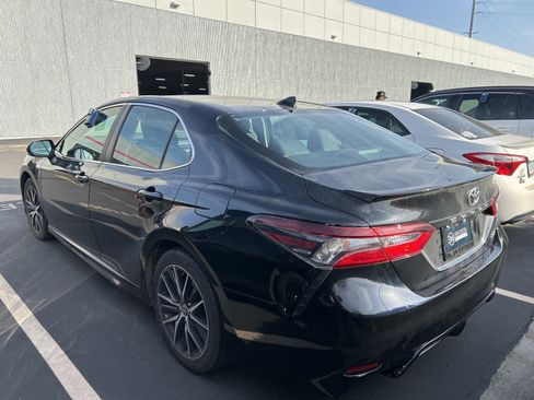 Used 2024 Toyota Camry SE image 3