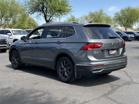 Used 2024 Volkswagen Tiguan SE w/ Panoramic Sunroof Package FWD image 3