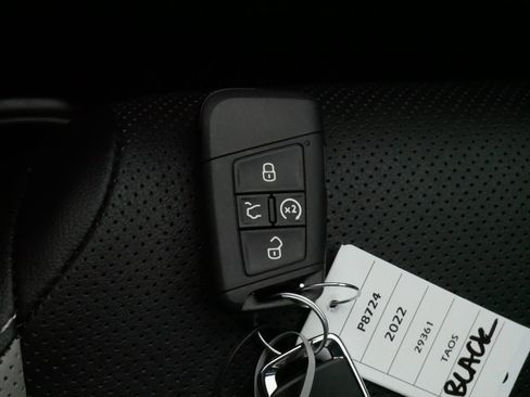 Certified 2022 Volkswagen Taos SEL w/ Panoramic Sunroof Package image 34