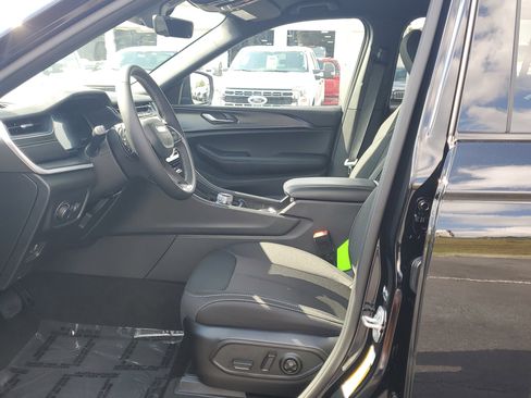 Used 2025 Jeep Grand Cherokee Laredo image 20