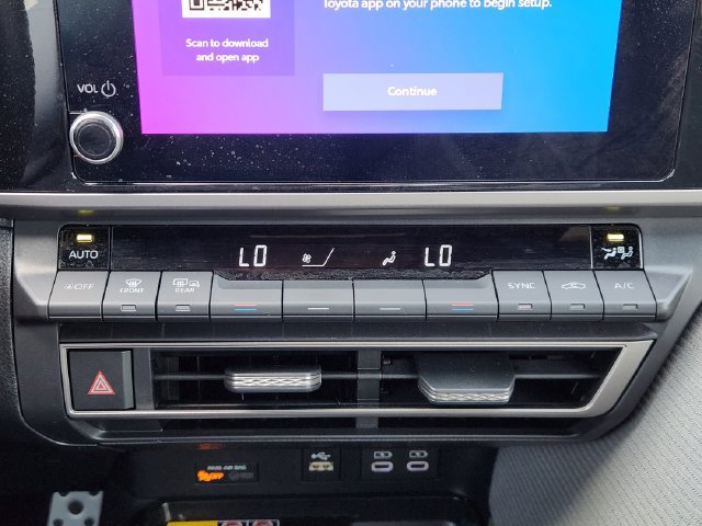 Used 2025 Toyota Camry SE w/ Convenience Package FWD image 16
