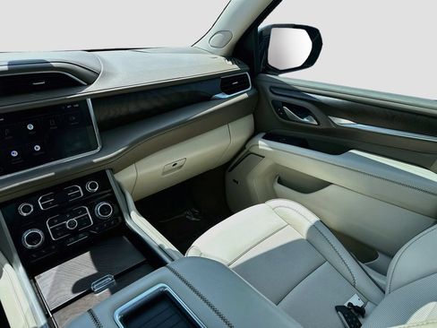 Used 2022 GMC Yukon XL Denali w/ Advanced Technology Package AWD/4WD image 24