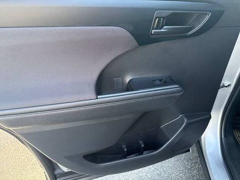 Used 2023 Toyota Highlander L FWD image 16