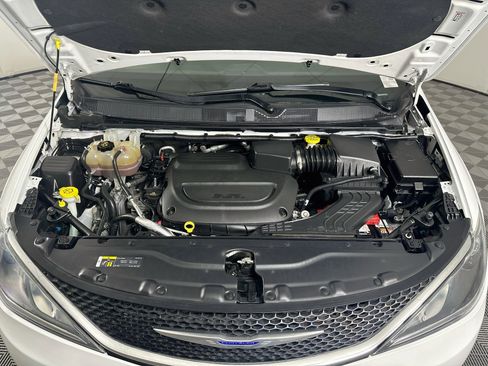 Used 2019 Chrysler Pacifica Touring-L FWD image 34