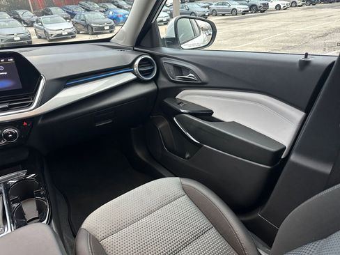 Used 2025 Chevrolet Trax LT w/ LT Convenience Package image 33