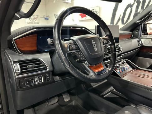 Used 2022 Lincoln Navigator Reserve image 11
