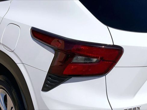 Used 2025 Chevrolet Trax LS image 29