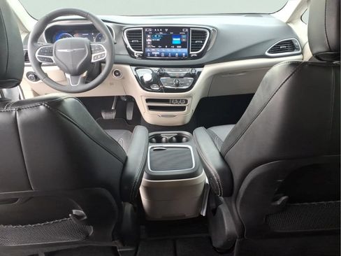 Used 2024 Chrysler Pacifica Touring-L FWD image 7