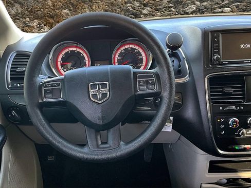 Used 2019 Dodge Grand Caravan SE w/ UConnect Hands-Free Group image 5