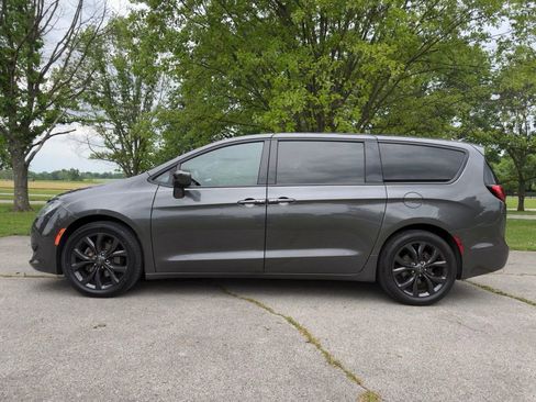 Used 2020 Chrysler Pacifica Touring w/ S Appearance Package FWD image 4