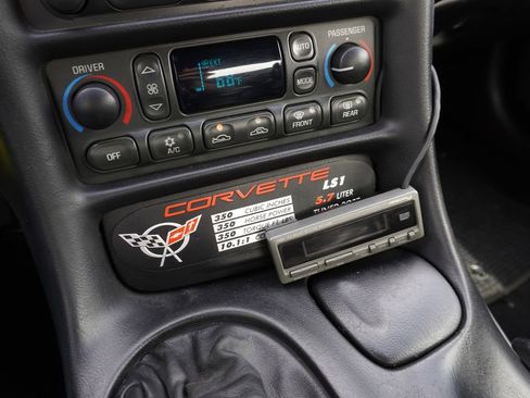 Used 2001 Chevrolet Corvette Convertible w/ Preferred Equipment Group2 RWD image 19