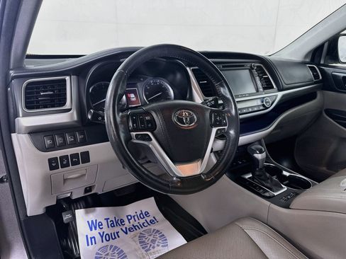 Used 2017 Toyota Highlander Limited Platinum AWD/4WD image 9