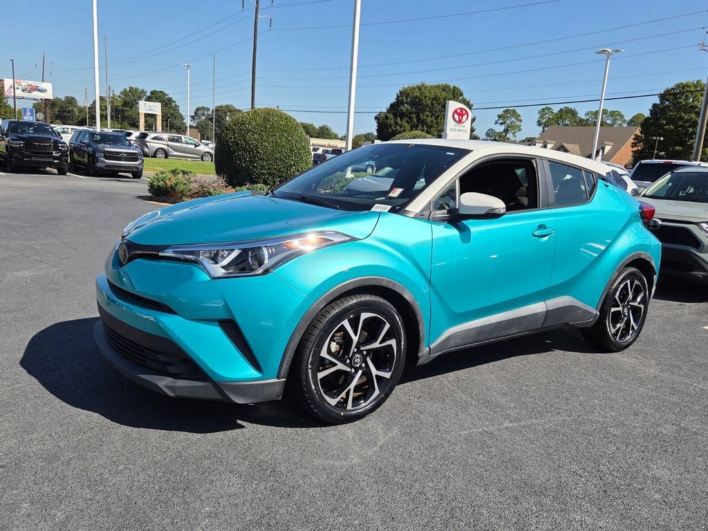 Used 2018 Toyota C-HR XLE FWD image 3