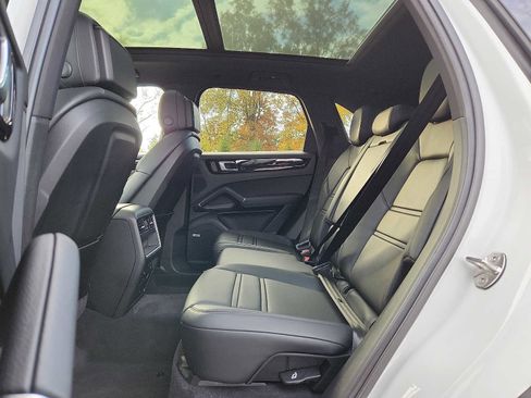 Used 2022 Porsche Cayenne Platinum Edition image 10