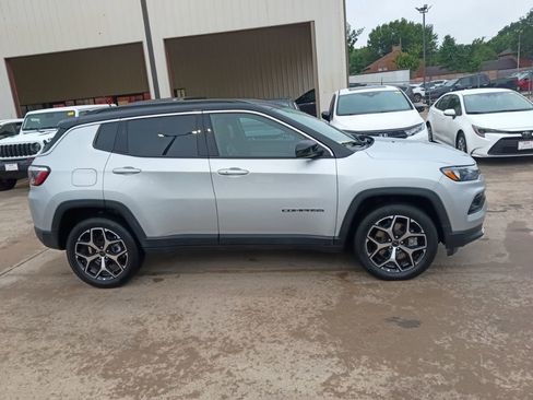 Used 2025 Jeep Compass Limited image 7