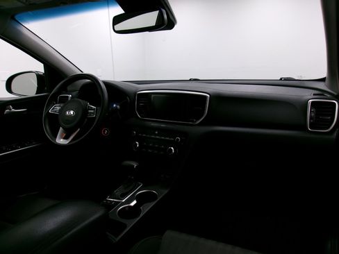 Used 2020 Kia Sportage LX image 3