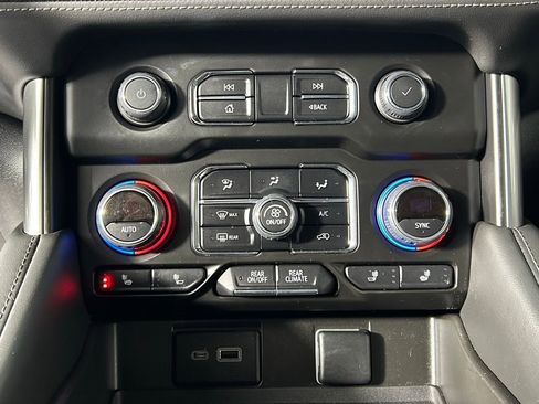 Used 2022 Chevrolet Suburban Z71 image 24