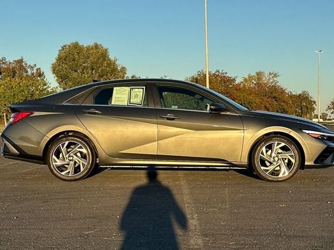Used 2025 Hyundai Elantra SEL w/ Cargo Package image 3