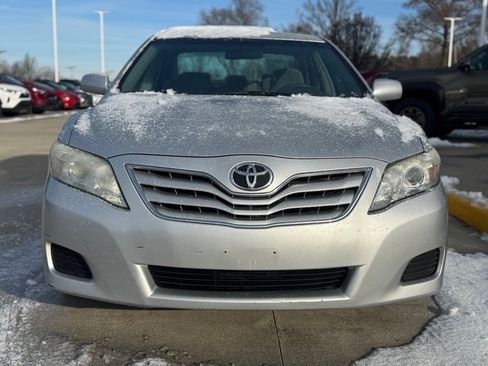 Used 2011 Toyota Camry LE image 2