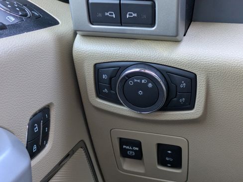 Used 2018 Ford F150 Lariat image 18