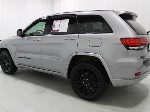 Used 2019 Jeep Grand Cherokee Altitude AWD/4WD image 8