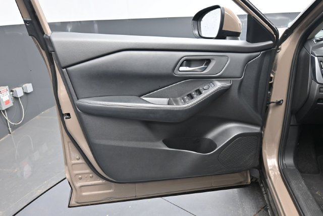 Used 2025 Nissan Rogue SV AWD/4WD image 11