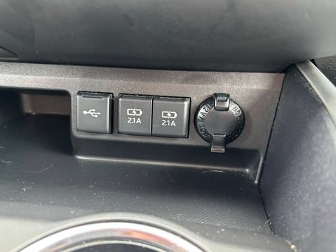 Used 2021 Toyota Highlander LE AWD/4WD image 10