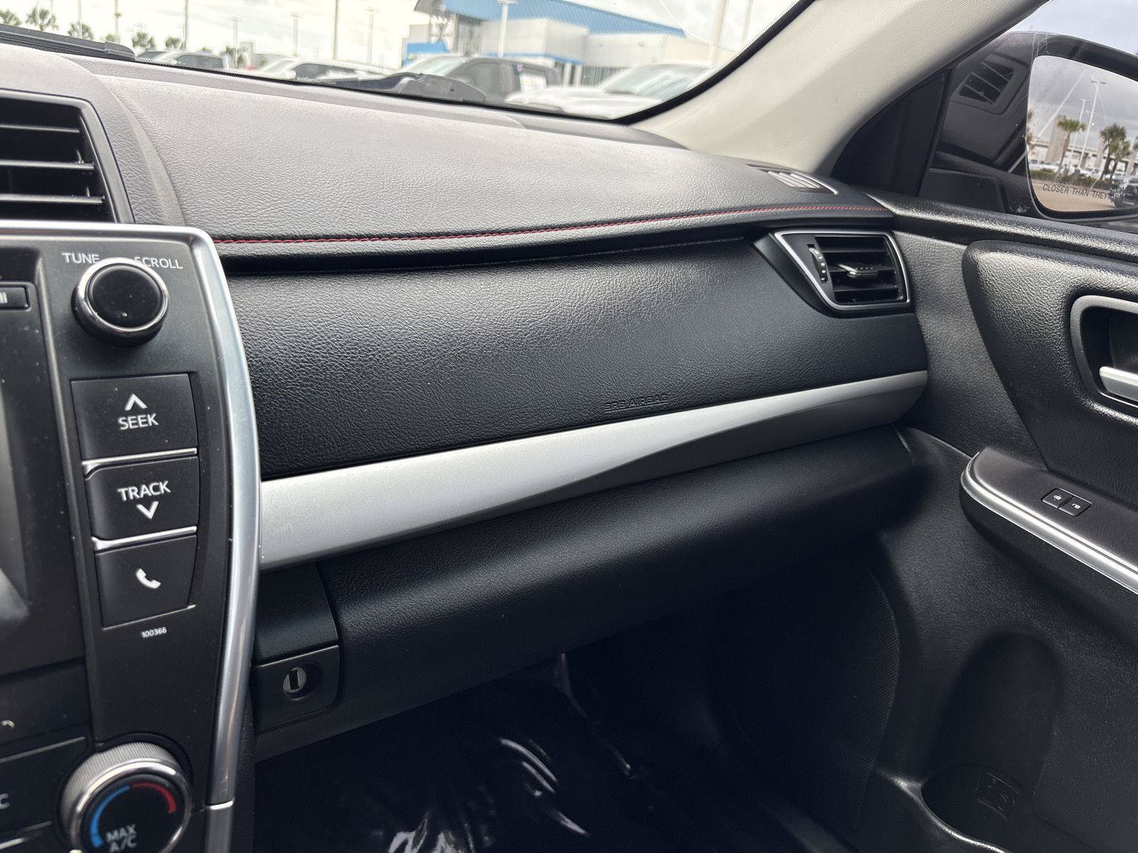 Used 2015 Toyota Camry SE FWD image 31