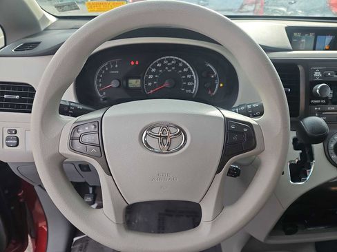 Used 2011 Toyota Sienna LE image 21
