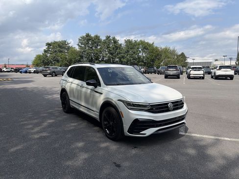 Used 2024 Volkswagen Tiguan SE R-Line AWD/4WD image 3