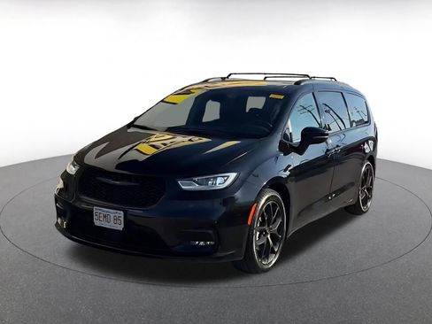 Used 2025 Chrysler Pacifica Limited FWD image 4