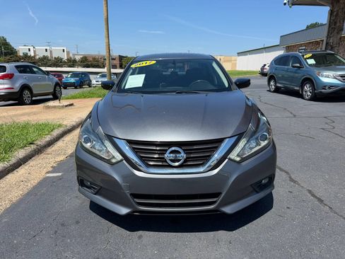 Used 2017 Nissan Altima 2.5 SR w/ Midnight Edition Package FWD image 2