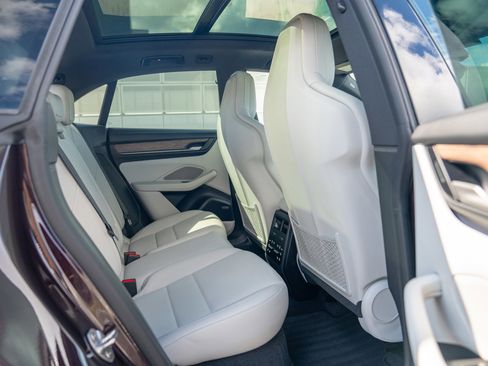 Certified 2025 Porsche Macan 4 Electric AWD/4WD image 25