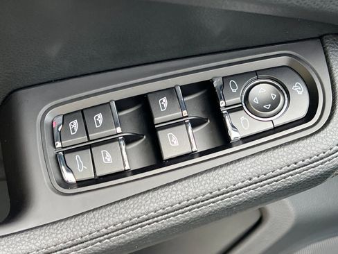 Certified 2025 Porsche Macan image 13