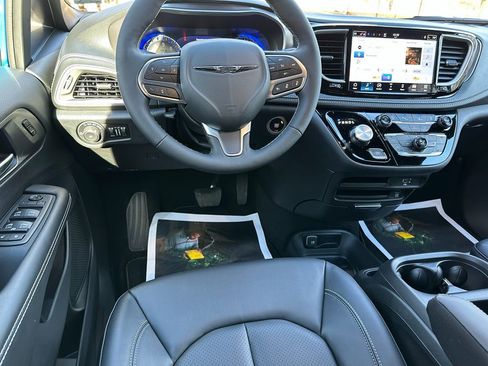 New 2026 Chrysler Pacifica Select image 13