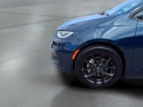 Used 2025 Chrysler Pacifica Limited FWD image 19
